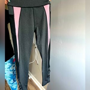 Sporty leggings, mesh design with bows, gray black and pink. For L and/or XL